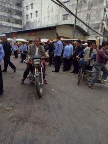 城管大队吃瓜,一场意外的网络热议