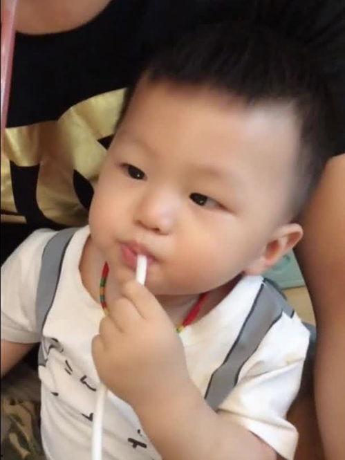 爷俩吃瓜,爷俩共享瓜趣时光