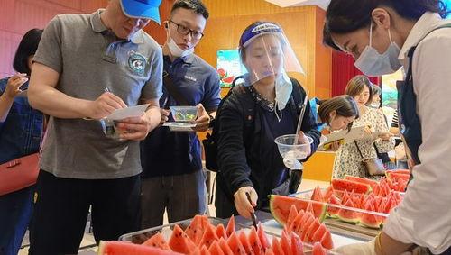 上海吃瓜阿姨事件,邻里纠纷中的网络舆论风暴