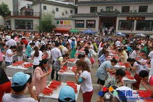 女子参观景点吃瓜,吃瓜瞬间成网红打卡地