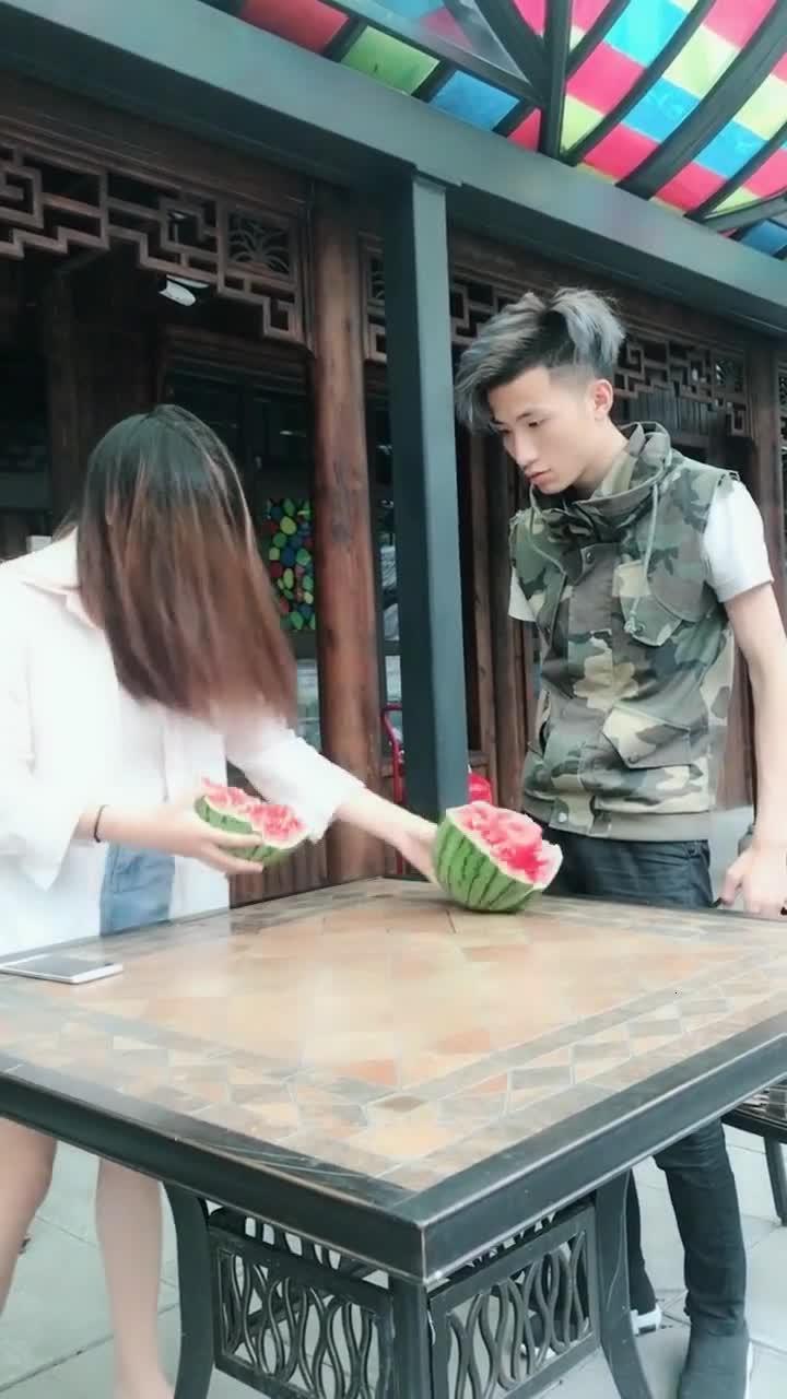 女空姐吃瓜,一场意外的美食探险